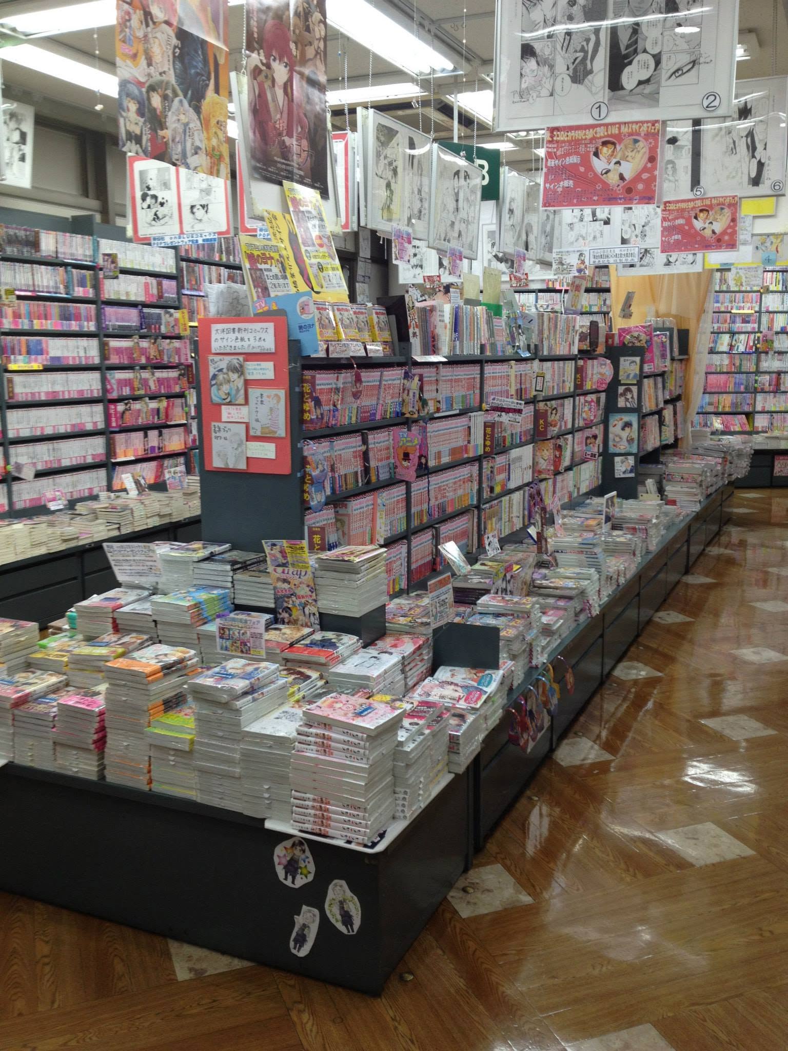 Rayonnages et piles de mangas dans une librairie japonaise.